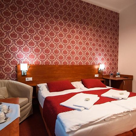 Hotel U Kaple Дечин Экстерьер фото
