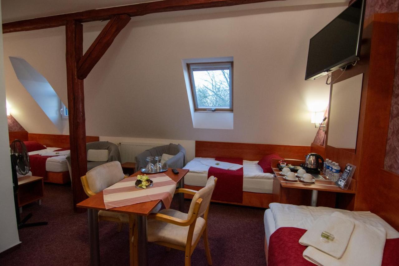 Hotel U Kaple Дечин Экстерьер фото