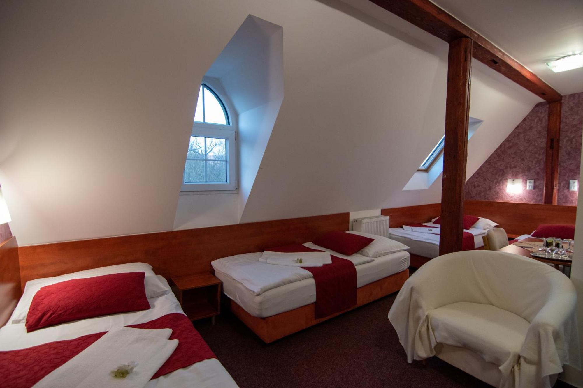 Hotel U Kaple Дечин Экстерьер фото